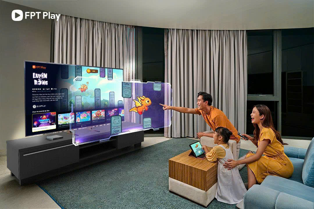 Gia đình cùng xem tivi và thưởng thức các chương trình giải trí trên FPT Play